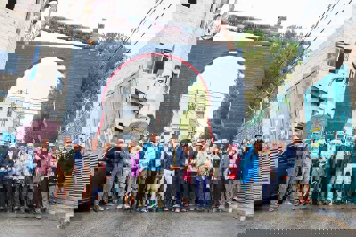 All the Walkers beneath the huge 'Aida Key', an important symbol of Palestinians right to return.