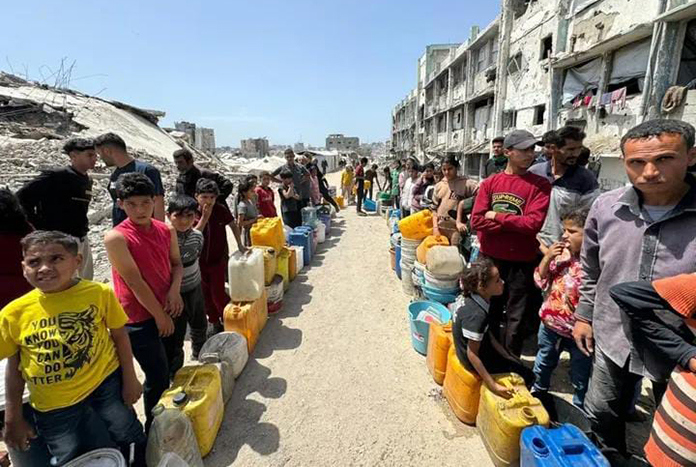 Young children lining to get water in Gaza – May 2025